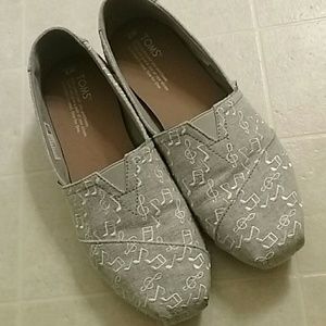 Toms with music notes, size 9, almost new!